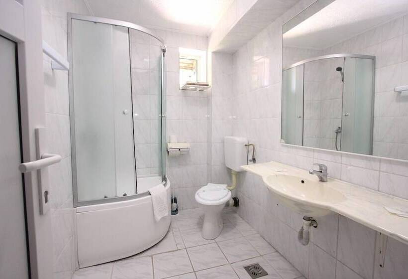 סוויטה, Cabana Trei Brazi