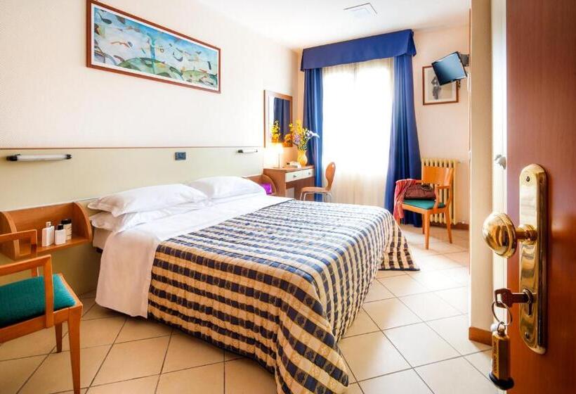 Quarto Estandar, Candido