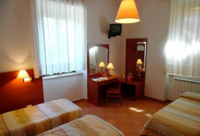 חדר סטנדרט לשלושה, Fonte Angelica