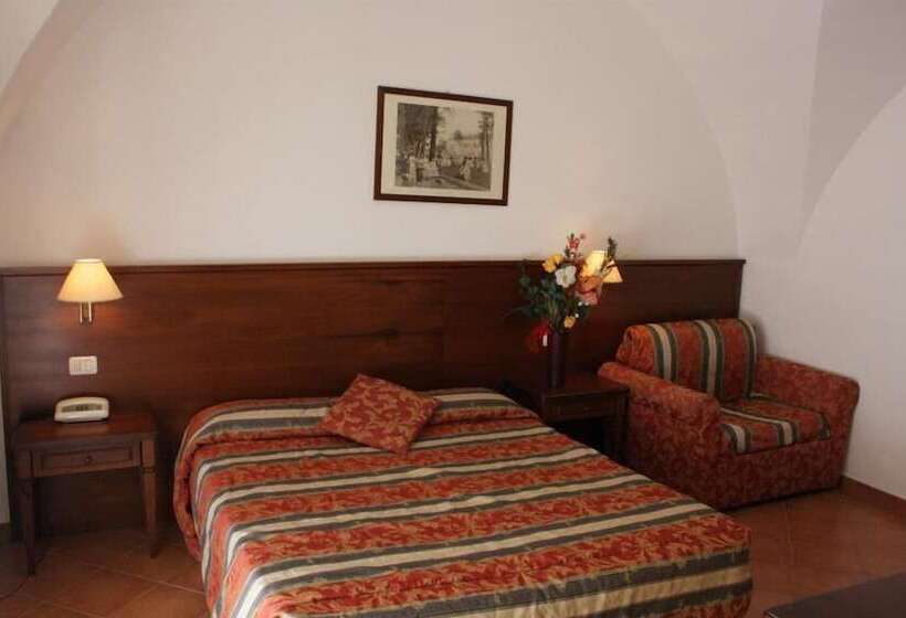 חדר סטנדרט לשלושה, Fonte Angelica