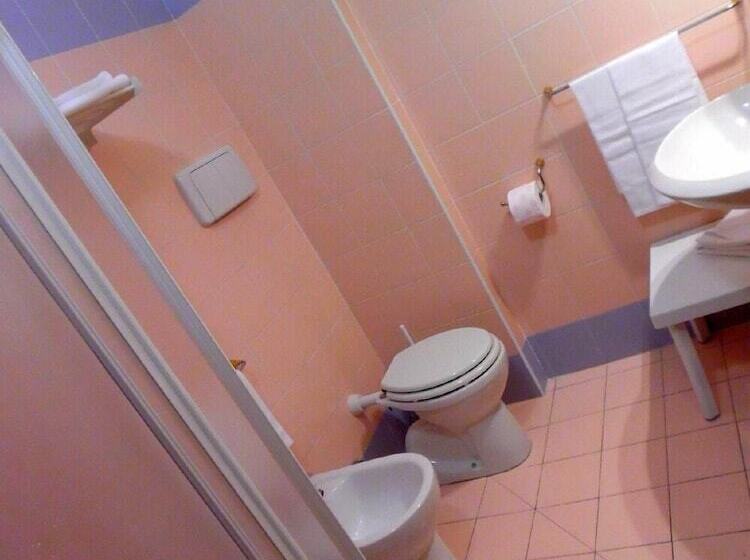 חדר סטנדרט לארבעה, Fonte Angelica