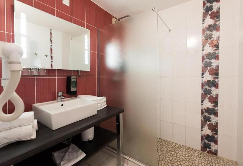 غرفة قياسية ثلاثية, Hôtel Le Peu Breton