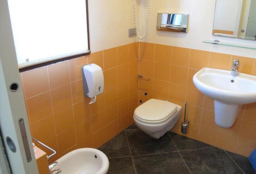 غرفة قياسية فردية, La Cavalera