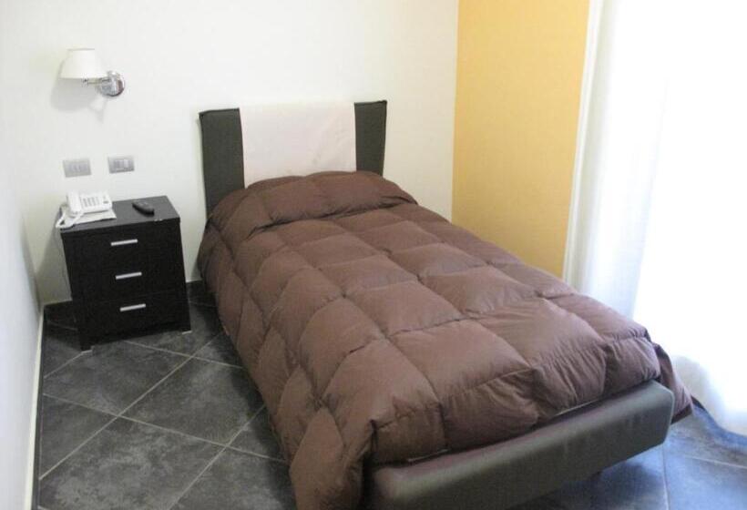 غرفة قياسية فردية, La Cavalera