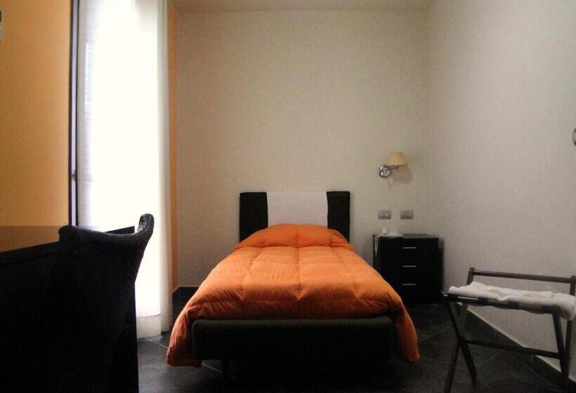 غرفة قياسية فردية, La Cavalera