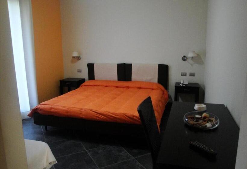 غرفة قياسية ثلاثية, La Cavalera