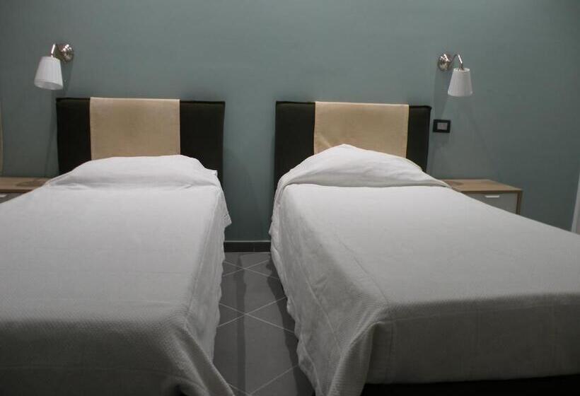 غرفة قياسية رباعية, La Cavalera