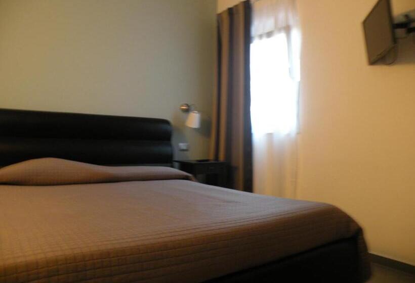 غرفة قياسية رباعية, La Cavalera