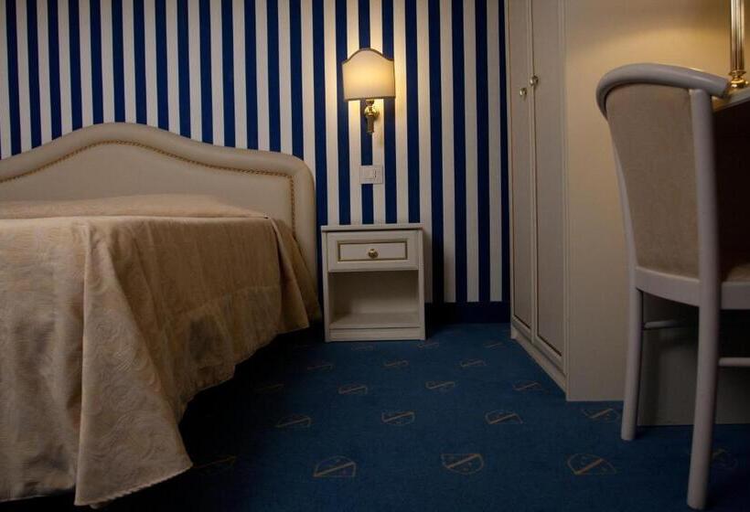 اتاق استاندارد چهار تخته, Navy