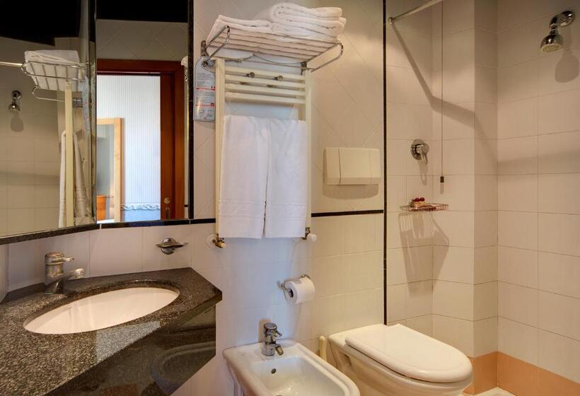 غرفة قياسية ثلاثية, Palace