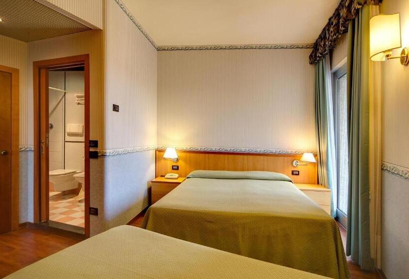 غرفة قياسية ثلاثية, Palace