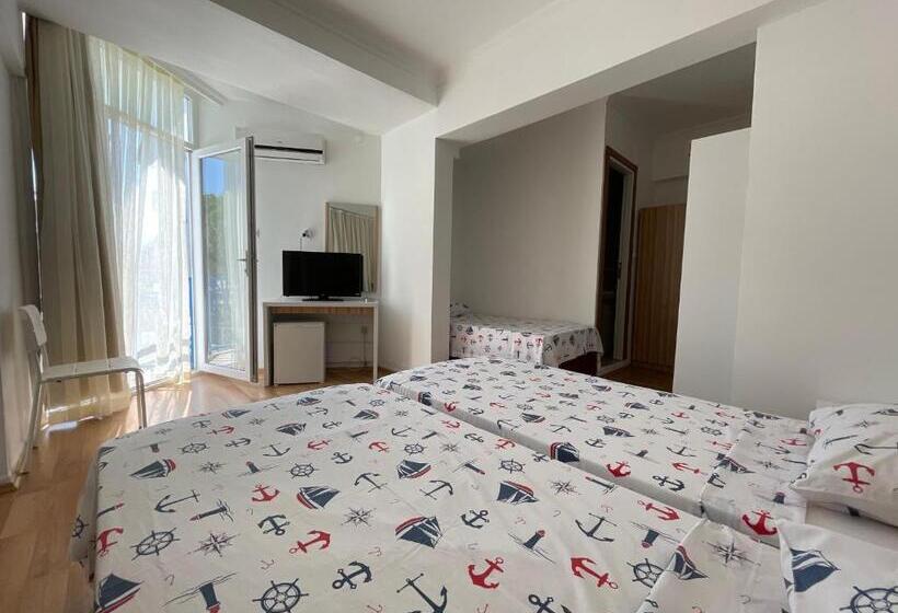 חדר סטנדרט לארבעה נוף לים, Status