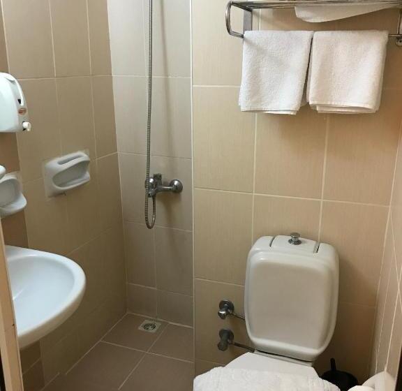 חדר סטנדרט לשלושה, Status