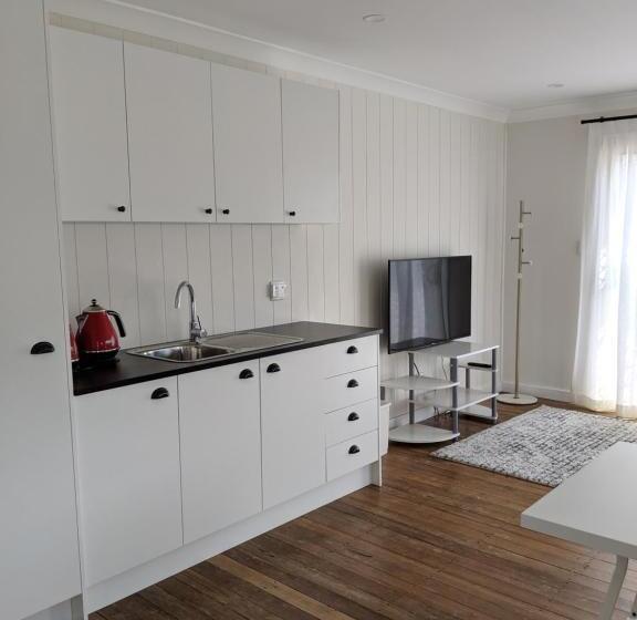 デラックスバンガロー, Araluen Motor Lodge