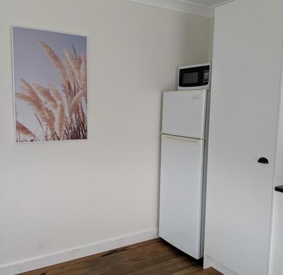 デラックスバンガロー, Araluen Motor Lodge