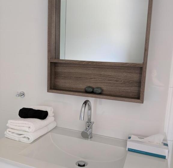 デラックスバンガロー, Araluen Motor Lodge