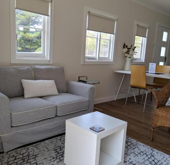 デラックスバンガロー, Araluen Motor Lodge