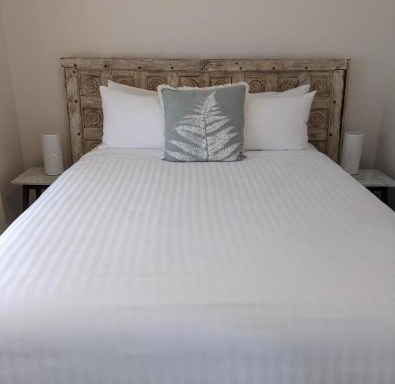 デラックスバンガロー, Araluen Motor Lodge