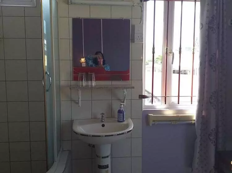 اتاق خانوادگی, Tyvabro Guesthouse