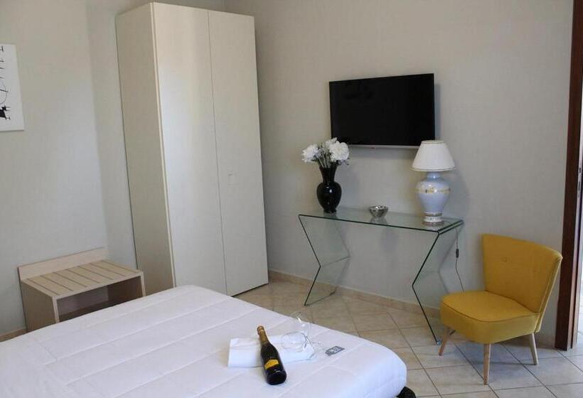 Четырехместный Номер Стандарт, Colonna Rooms & Apartment