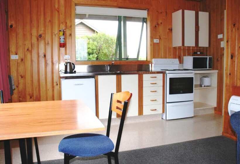 샬레, The Chalets Motel