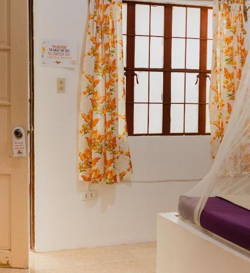 اتاق لوکس با تخت بزرگ, Puerto Galera Hostel