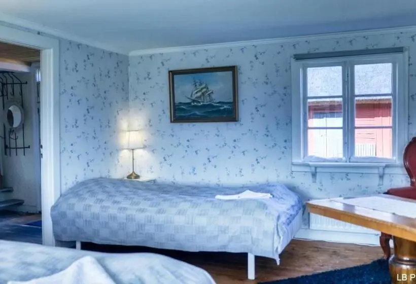 Standard Neljän Hengen Huone Jaettu Kylpyhuone, Apelviksgården B&b