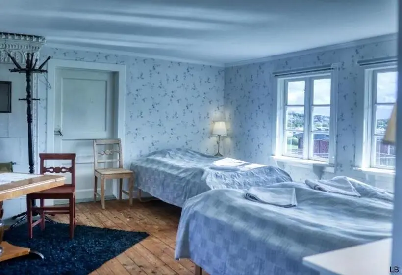 Standard Neljän Hengen Huone Jaettu Kylpyhuone, Apelviksgården B&b