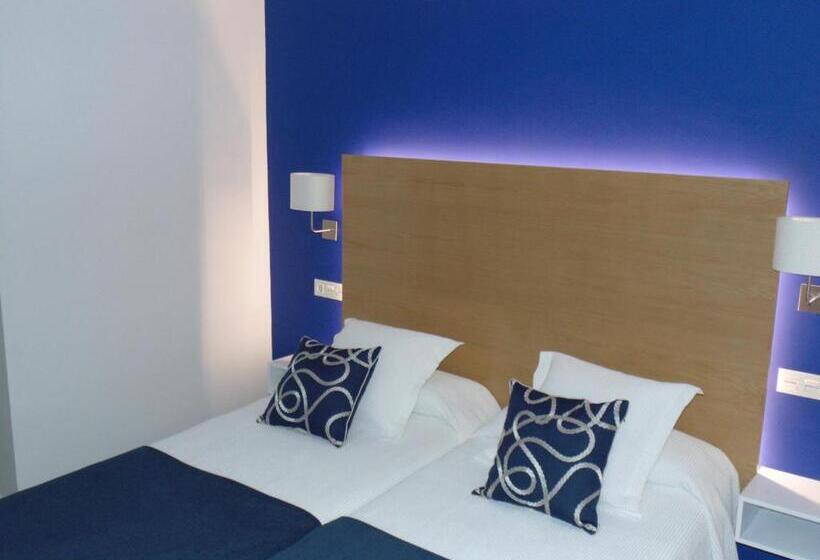 带海景的高档三人间, Llorca