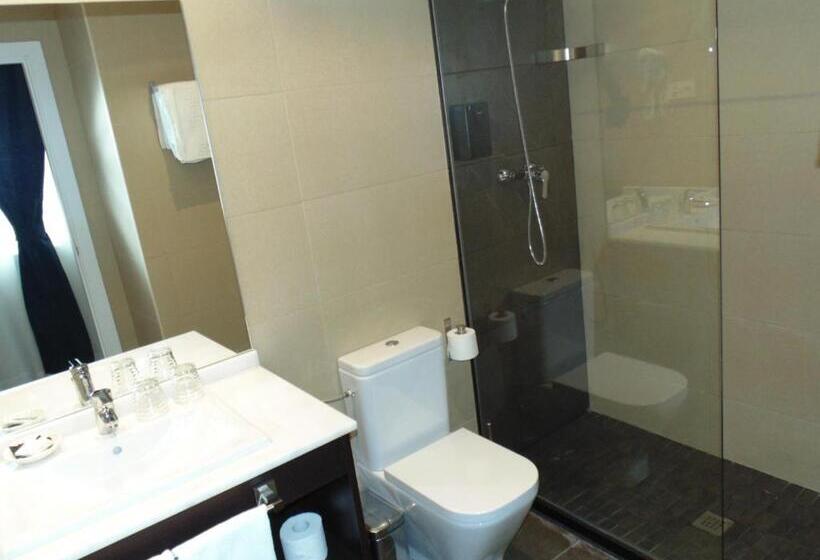 带海景的高档三人间, Llorca