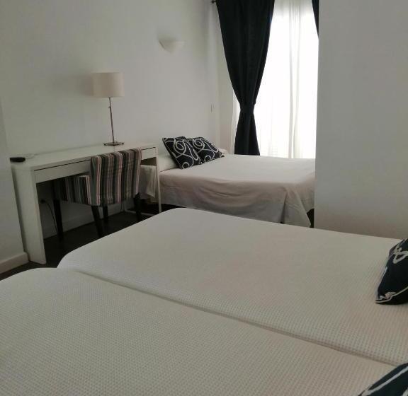 带海景的高档三人间, Llorca