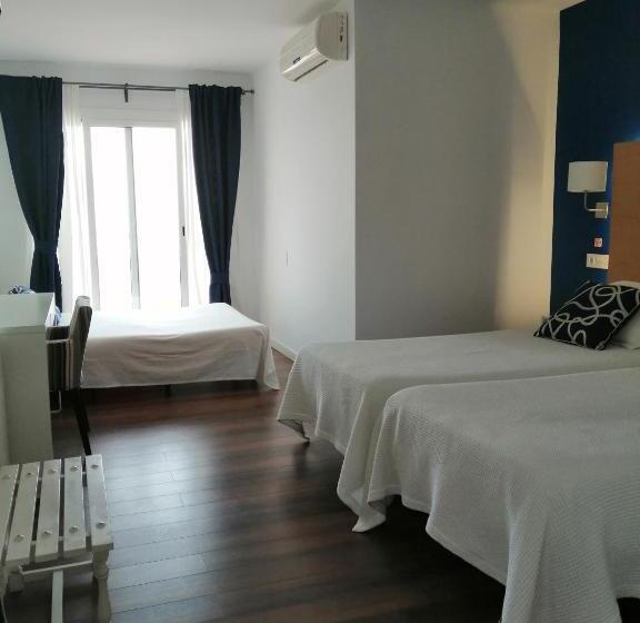 带海景的高档三人间, Llorca