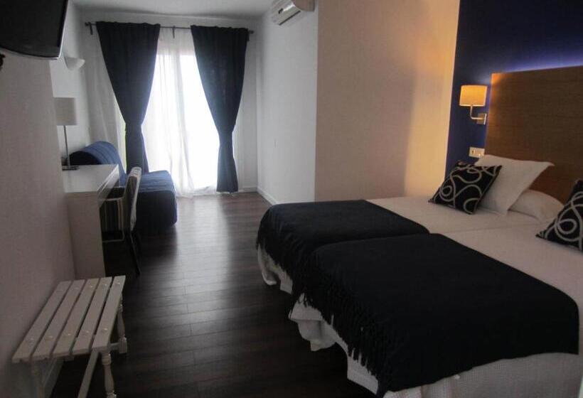 带海景的高档三人间, Llorca