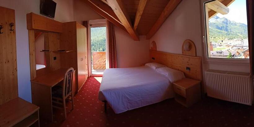 חדר סטנדרט לשלושה עם מרפסת, Cielo Blu