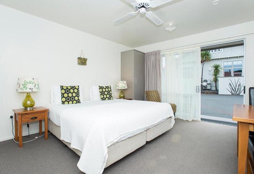 스탠다드 스튜디오, Ahikaa Gisborne Motel
