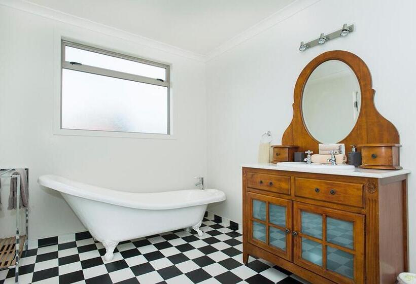 إستوديو قياسى, Ahikaa Gisborne Motel