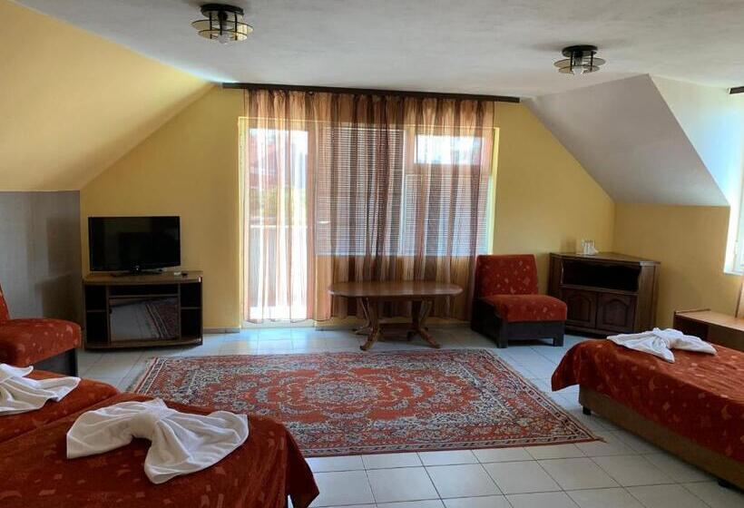 스탠다드 트리플 룸, Alpha Family