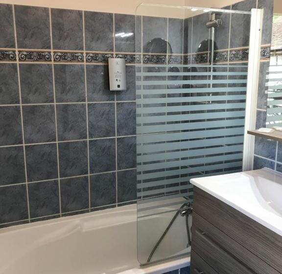 חדר סטנדרט עם מרפסת, Logis Auberge De La Fontaine