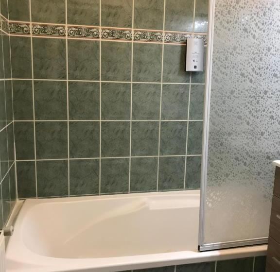 חדר סטנדרט עם מרפסת, Logis Auberge De La Fontaine