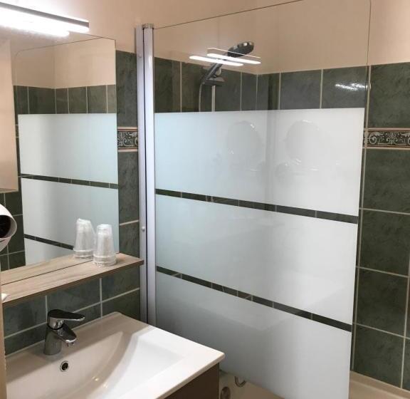 Трехместный Номер Стандарт с Балконом, Logis Auberge De La Fontaine