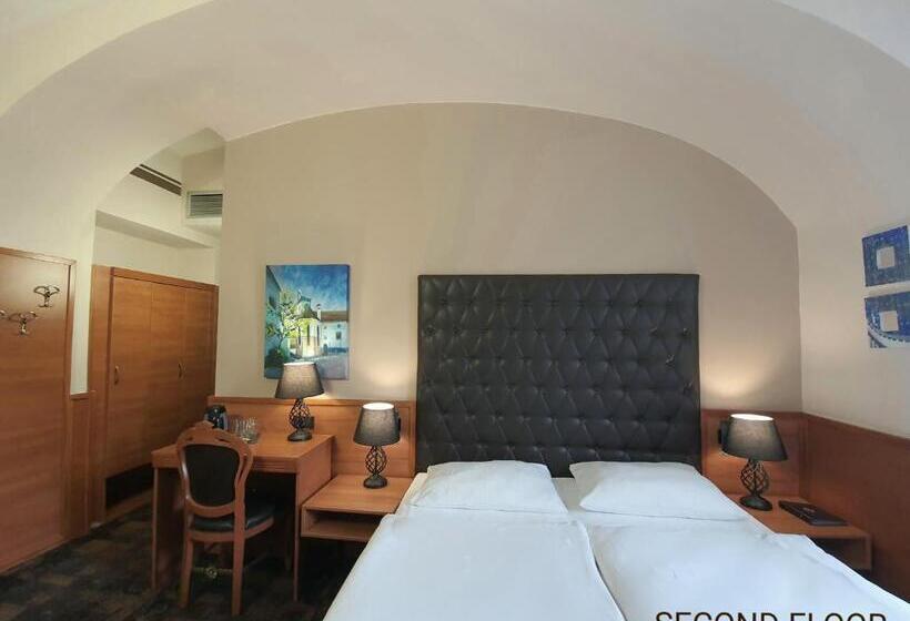 اتاق کلاسیک سه تخته, Center Ljubljana