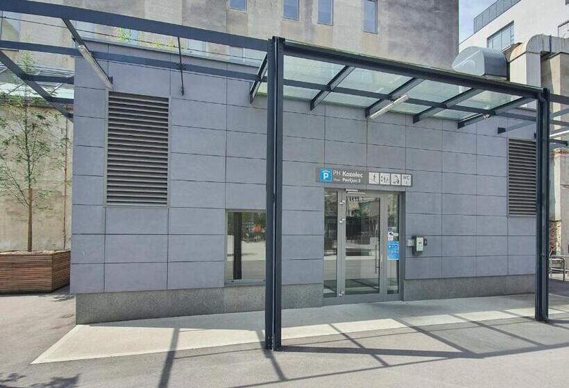 اتاق کلاسیک سه تخته, Center Ljubljana