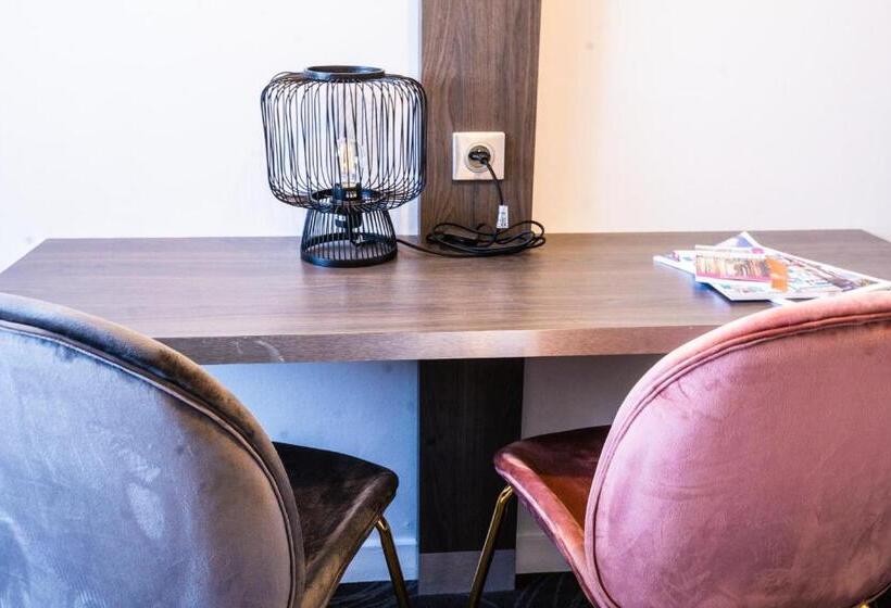 חדר קומפורט לשלושה, Central