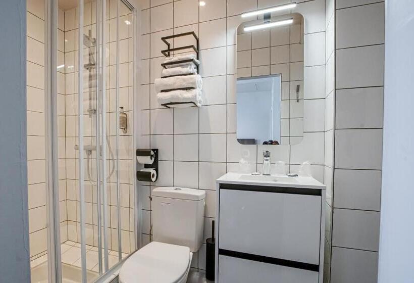 חדר קומפורט לשלושה, Central