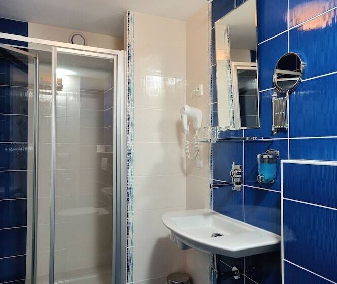 חדר סטנדרט לשלושה, Joseph 1699