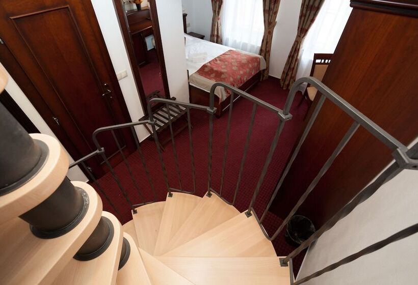 חדר סטנדרט לשלושה, Joseph 1699