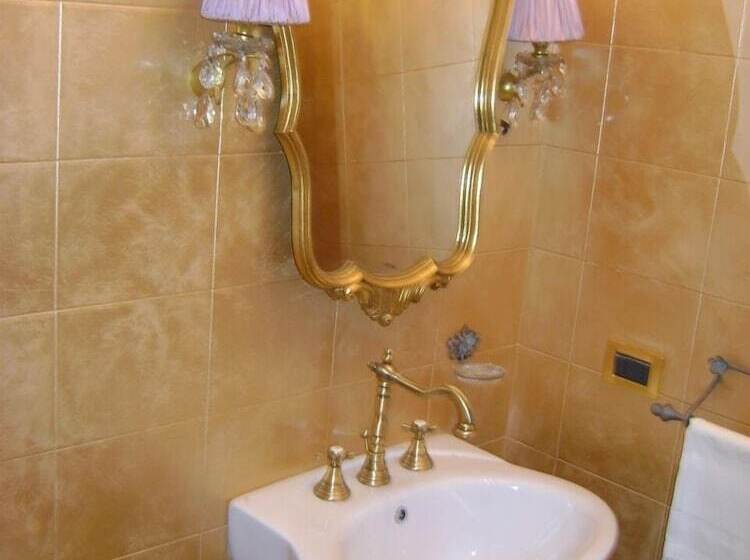 غرفة كلاسيكية, La Petite Maison