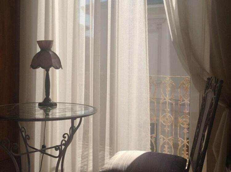 غرفة كلاسيكية, La Petite Maison