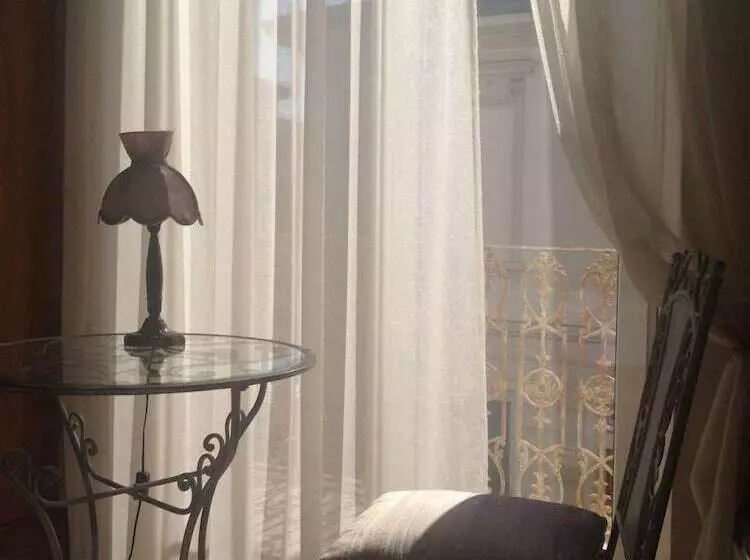 クラシックルーム, La Petite Maison