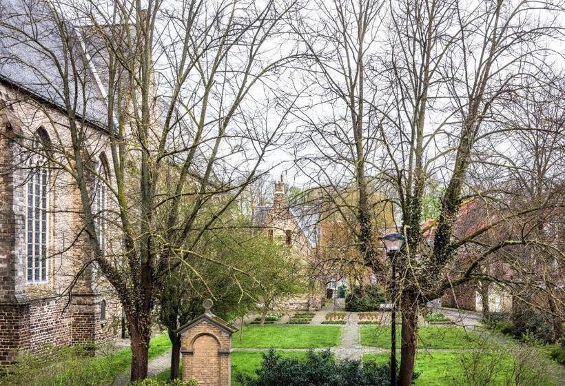 수피리어 룸, Main Street